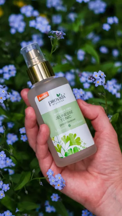Provida Jeunesse Tonic tussen blauwe vergeet-mij-nietjes