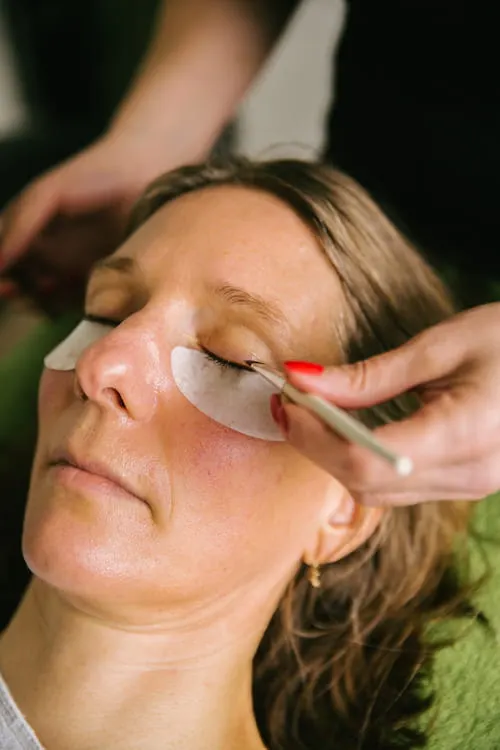 Wimperbehandeling met oogpads in de salon