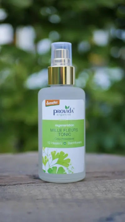 Provida Mille Fleurs Tonic op een boomstronk