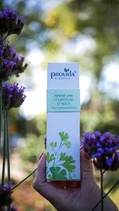 Provida Couperose D'Aqua tussen paarse verbena