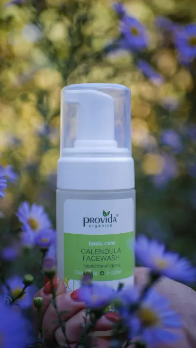 Provida Calendula facewash tussen paarse asters